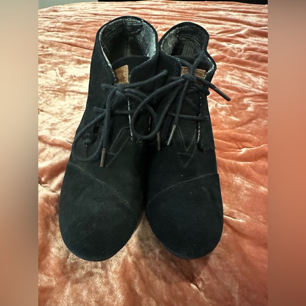 Woman’s 8.5 Black wedge Toms in great condition!